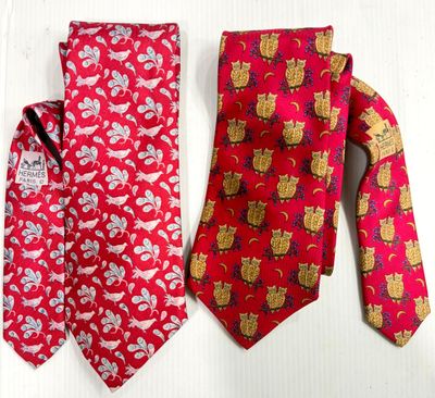 HERMÈS Deux cravates en soie dont : - 1 cravate à motifs de … - Photo 1
