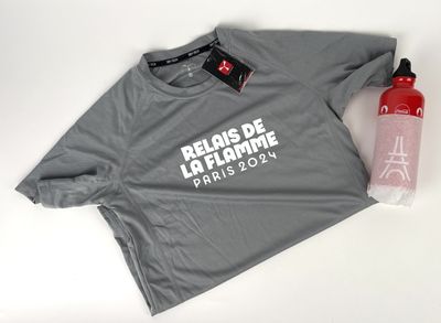 Jeux Olympiques / Paris 2024 Un maillot gris floqué "Relais …