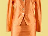 une robe et une veste orange sur un mannequin, un mannequin, un mannequin, un mannequin, un mannequin, un mannequin, un mannequin, un mannequin, un mannequin, un mannequin, un mannequin, un mannequin, un mannequin, un mannequin, un mannequin, un mannequin, un mannequin, un mannequin, un mannequin, un mannequin, un mannequin, un mannequin, un mannequin, un mannequin, un mannequin, un mannequin, un mannequin, un mannequin, un mannequin, un mannequin, un mannequin, un mannequin, un mannequin, un