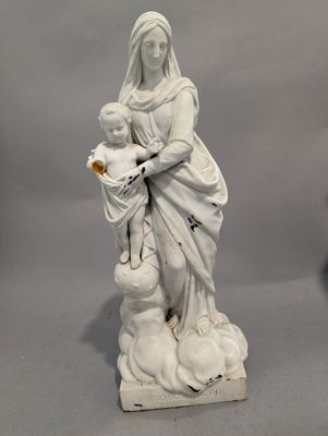 une statue représentant une femme tenant un enfant sur ses genoux