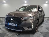 l'avant d'une DSX grise garée sur un sol à damier