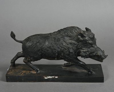 statue d'un sanglier en pleine course, posée sur un socle en marbre, sur fond gris