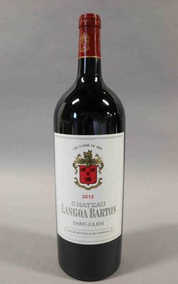 une bouteille de vin posée sur une table
