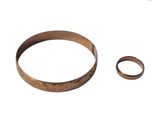 un gros plan d'une bague et d'une bague sur fond blanc