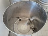 une photo d'un lavabo en acier inoxydable dans une salle de bains