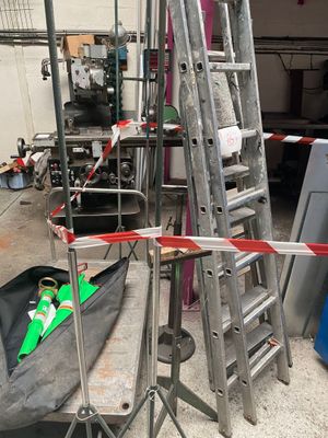une échelle métallique appuyée contre un mur