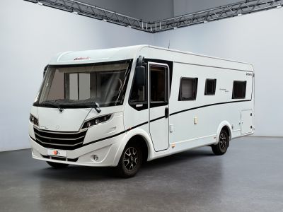 une photo d'un camping-car blanc garé dans un garage