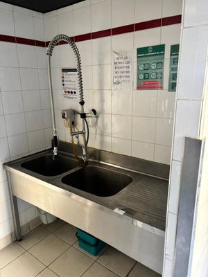 Une plonge inox avec dosseret, deux bacs et mitigeur