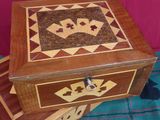 une petite boîte en bois ornée d'un motif décoratif
