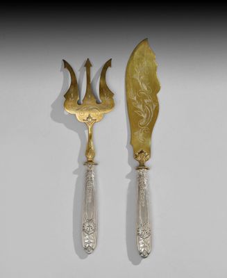 deux couverts posés sur une surface blanche, avec une cuillère et un couteau