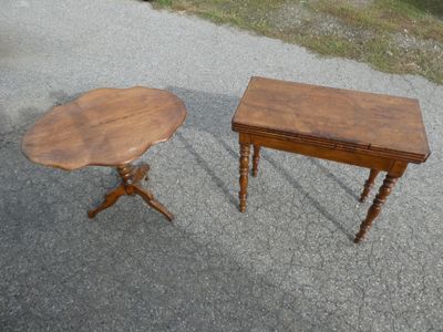 deux tables posées sur le trottoir