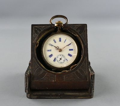 une petite horloge posée sur une table
