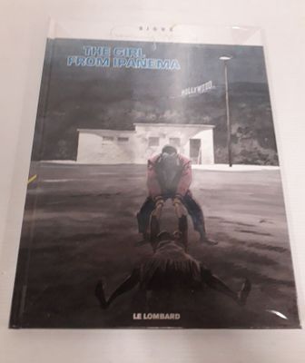une image représentant un livre sur lequel figure la photo d'un homme à moto