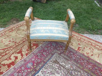 a chair that is sitting on a rug on the ground