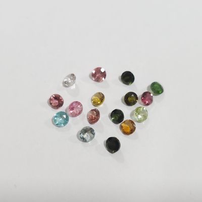 un assortiment de pierres précieuses de différentes couleurs sur un fond blanc