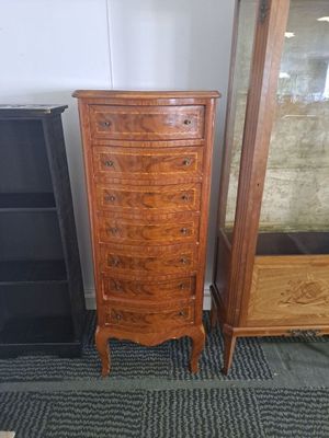 une grande commode en bois à côté d'un grand meuble en bois