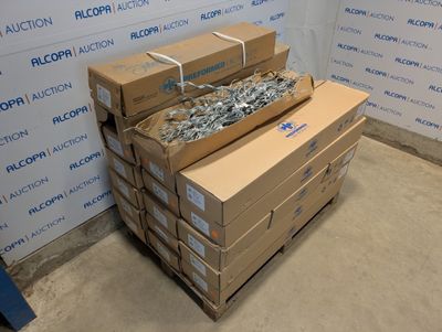 plusieurs cartons contenant des objets divers, empilés les uns sur les autres devant un mur