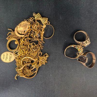 deux paires de bagues en or et tout un tas de chaînes en or