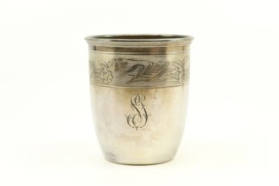 une image représentant une coupe en argent sur laquelle figure un monogramme