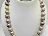 collier orné de perles multicolores sur un mannequin blanc