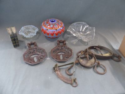 un grand nombre d'objets posés sur une table