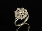 gros plan d'une bague en diamant sur une surface noire