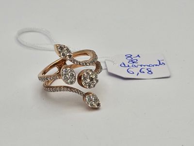 gros plan d'une bague avec des diamants sur une surface blanche