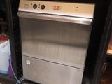 un lave-vaisselle encastré dans un meuble