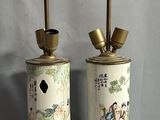 paire de lampes en porcelaine chinoise posées sur un socle en bois orné de caractères asiatiques