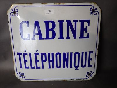 un panneau bleu et blanc sur lequel on peut lire « Téléphone de la cabine »