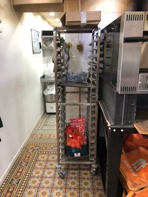 une photo d'une cuisine professionnelle remplie de plats