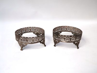 paire de bougeoirs anciens en métal argenté