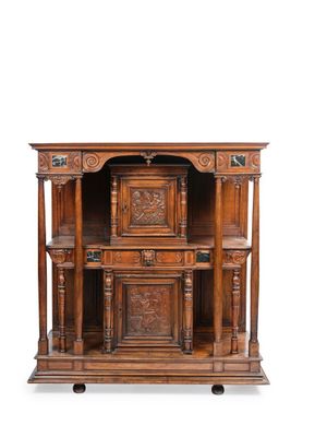 Dressoir dit à la Du Cerceau en noyer sculpté avec incrustat…