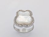 bague en perles blanches et diamants sur fond blanc