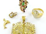 une photo présentant une collection de bijoux comprenant un livre, une bague et un pendentif