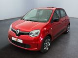 La voiture rouge est garée dans la pièce vide de l'immeuble.