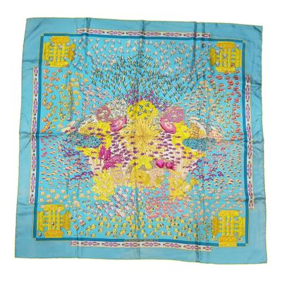 foulard en soie bleu orné de fleurs jaunes et roses sur fond bleu