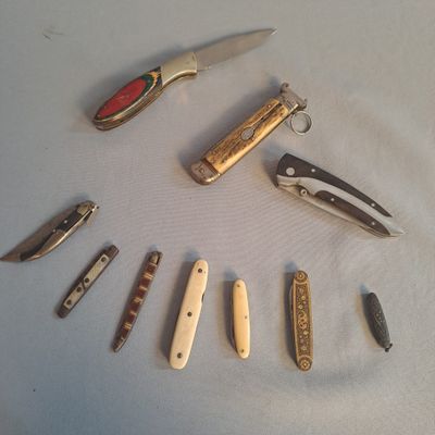 Plusieurs types de couteaux sont disposés en cercle sur une table