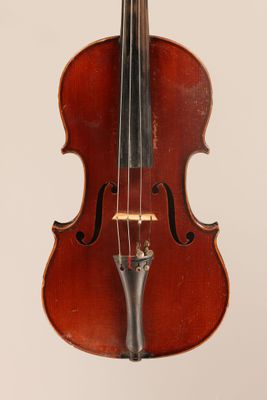 gros plan d'un violon avec un archet sur fond blanc