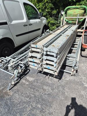 un camion équipé de barres métalliques à l'arrière