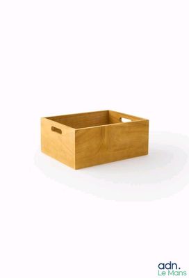 une boîte en bois munie d'une poignée, sur fond blanc