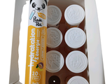 une boîte de yaourts contenant une bouteille de yaourt
