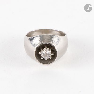 un gros plan d'une bague en argent sertie d'un diamant au centre