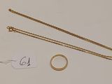 gros plan d'un collier et d'une bague sur une table