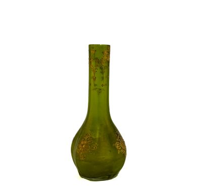 un vase en verre vert orné d'un motif doré