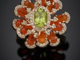 une bague en forme de fleur, sertie de péridot et de diamants
