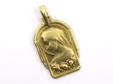 une image représentant un pendentif en or avec un bébé dans un cadre