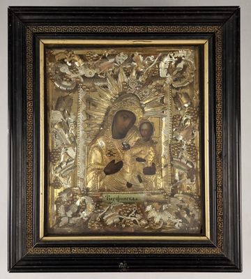 une vieille photo représentant un tableau dans un cadre doré, sur lequel figurent une femme et un enfant