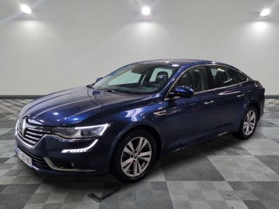 une voiture bleue est garée dans une grande pièce au sol en damier