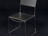 une chaise noire avec une assise noire sur un fond noir